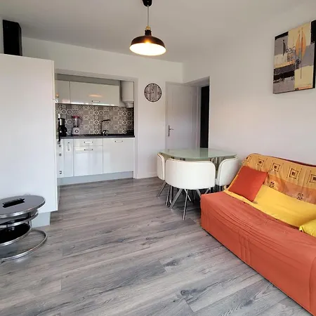 Apartment Charming Nest Near The Sea